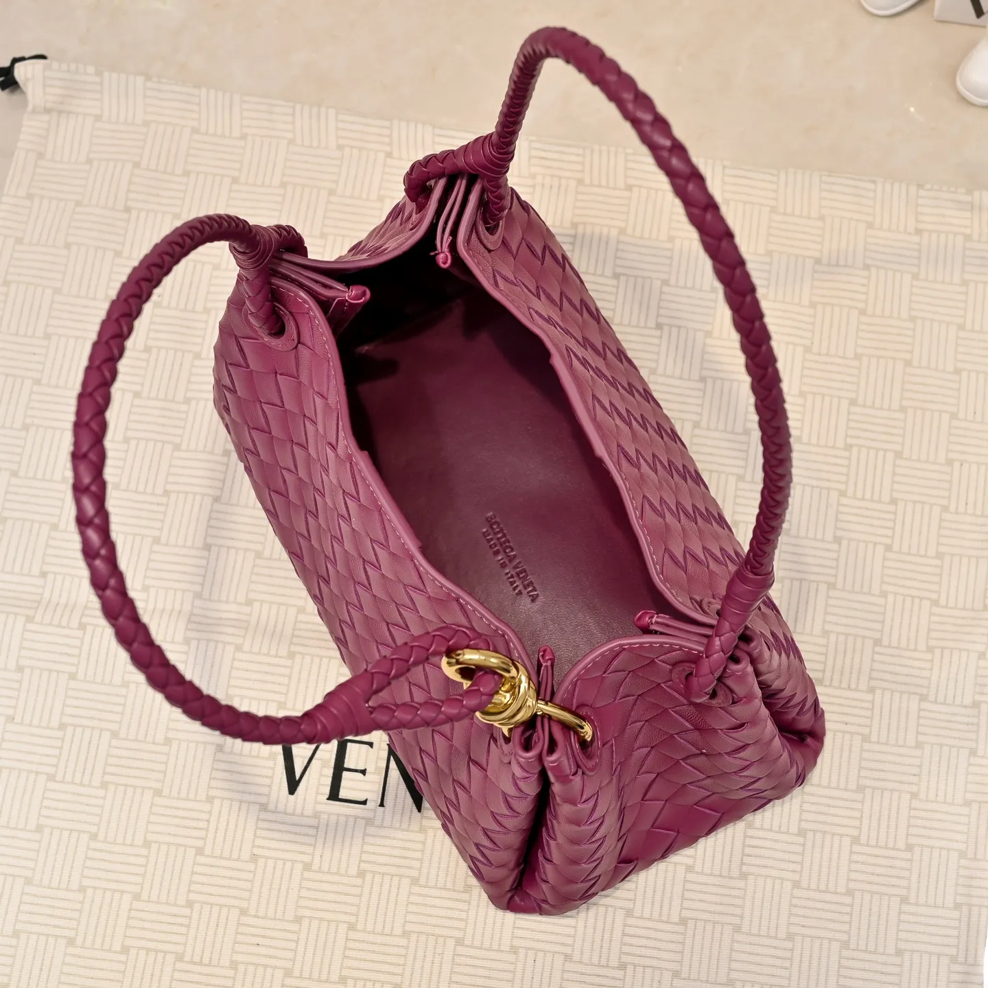 Batch 2060 BOTTEGA VENETA 2025 Autumn New Product Medium Parachuta The long-awaited new medium parachuta is here, with a unique appearance and iconic metal knots, and a whole piece of leather folds the four corners into a parachute shape! The exquisite Knot metal buckle is like putting jewelry on a bag. It is high-end and elegant. Its super capacity can hold all your things! The overall effect of this bag is very different from before. It is neither too delicate to provide a large capacity nor too bulky because of its practicality. It simply provides a perfectly suitable bag for casual and simple people👜 Style number: 5921 Size: 29.5*18.5*17.5cm